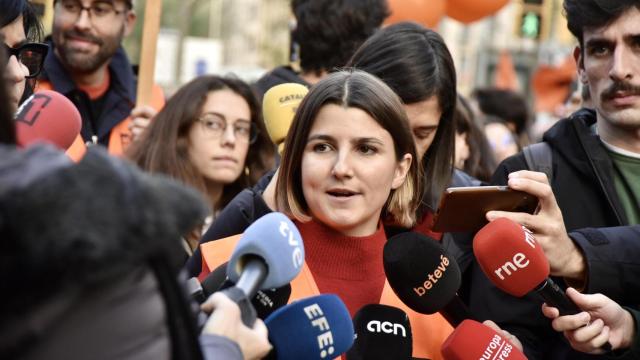 Carme Arcarazo atiende a los medios, el pasado sábado en Barcelona.