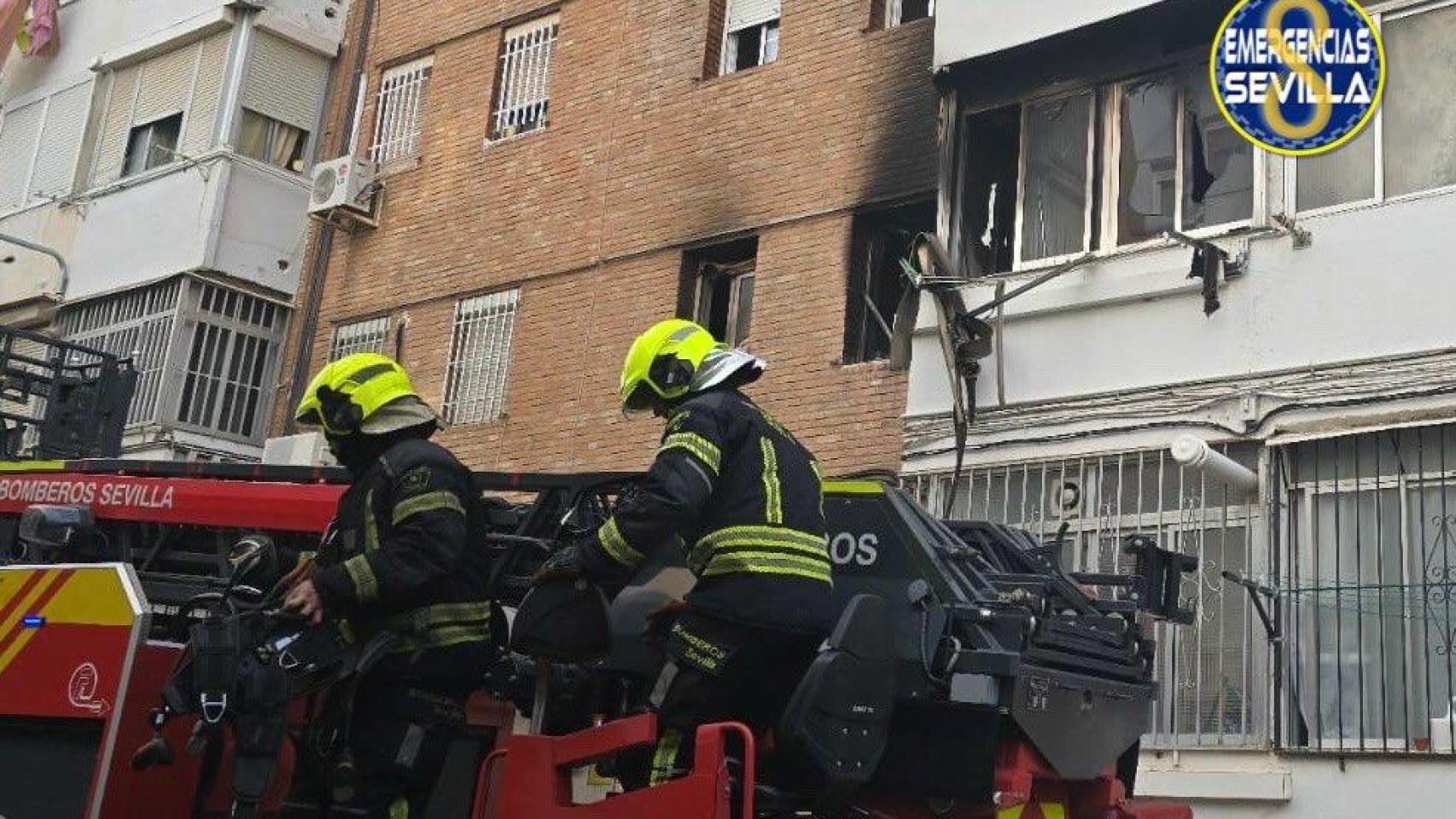 Imágenes del dispositivo de los Bomberos en la calle Bulerías del Polígono San Pablo.