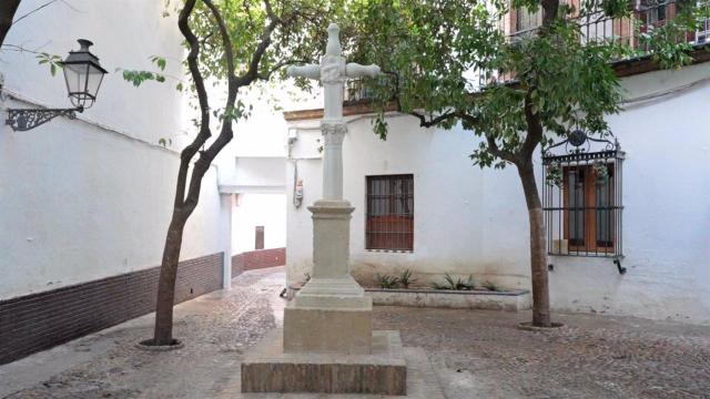 La cruz de la Plaza de Santa Marta, restaurada en su pedestal