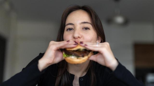 Mujer comiendo.