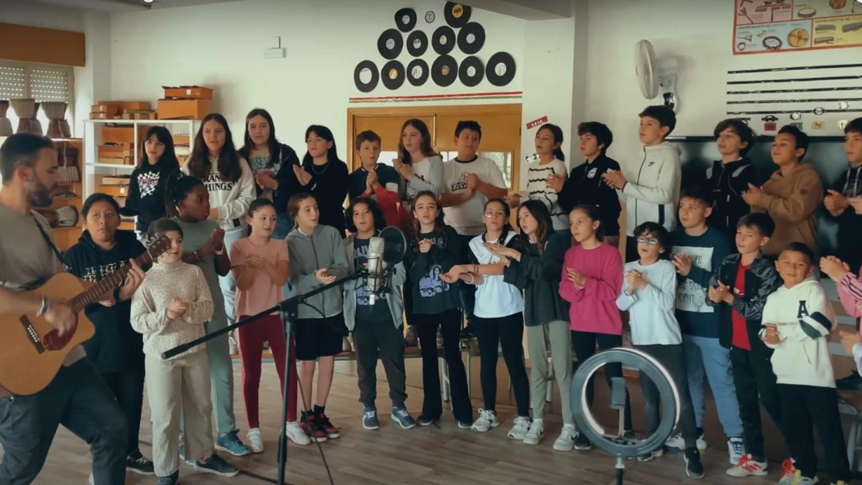 'Frame' del videoclip de la canción de un profesor de Valencia con sus alumnos en homenaje a las víctimas y afectados de la DANA. EE