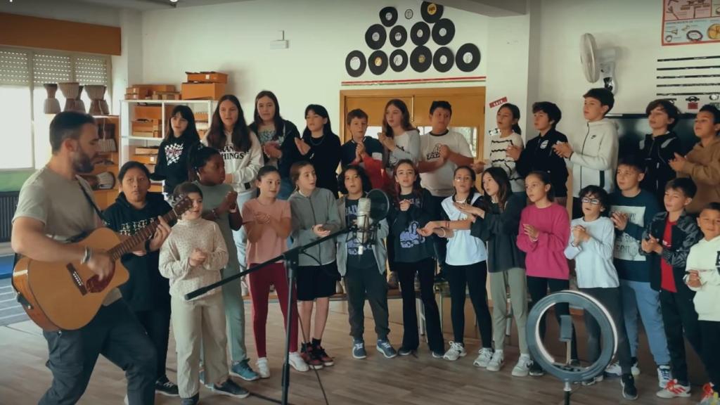 'Frame' del videoclip de la canción de un profesor de Valencia con sus alumnos en homenaje a las víctimas y afectados de la DANA. EE