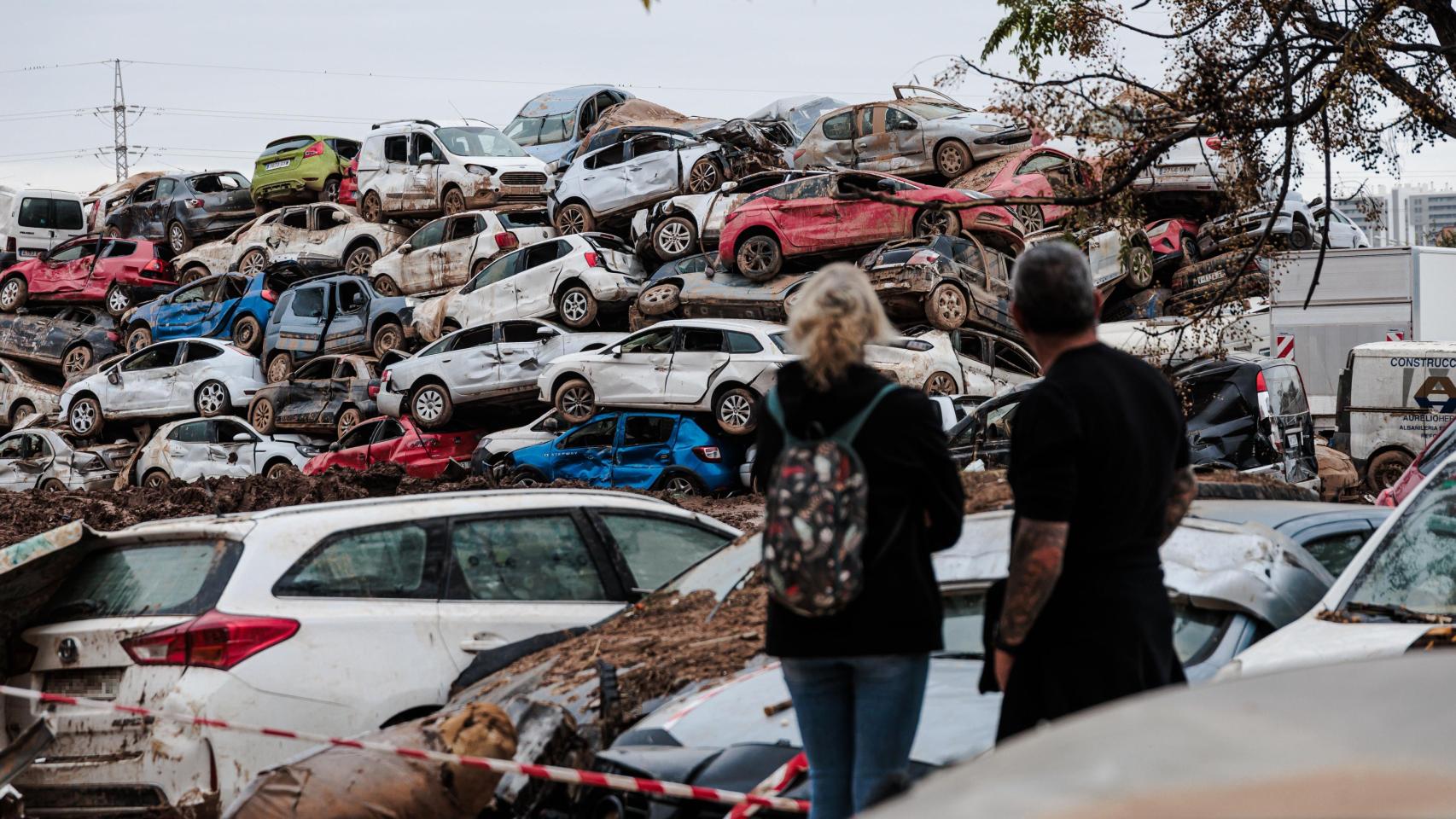 Coches amontonados en la zona afectada de la DANA en Valencia. Europa Press / Carlos Luján