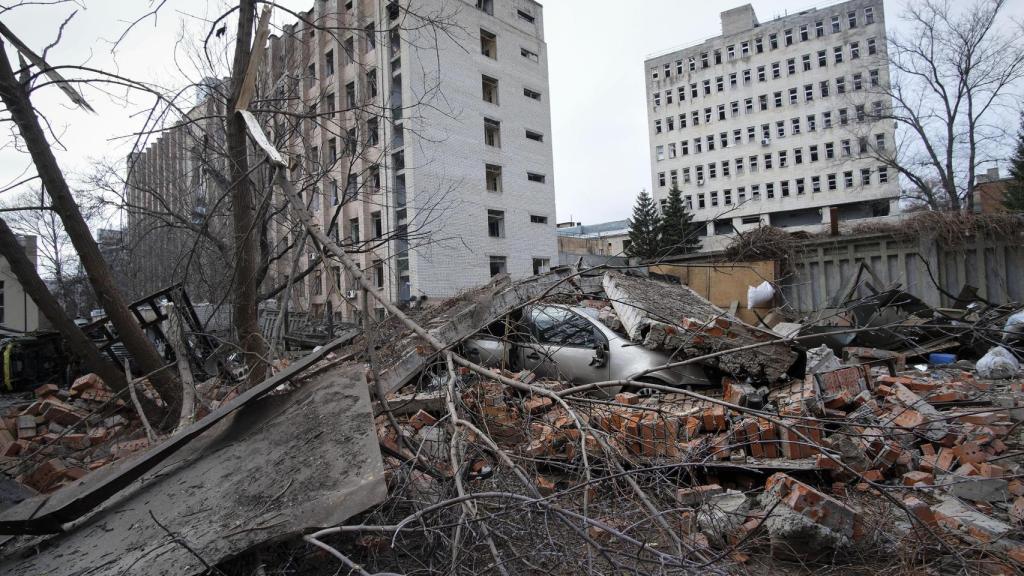 Un coche aplastado por los escombros de los edificios bombardeados por Rusia, en el centro administrativo de la ciudad de Járkiv.