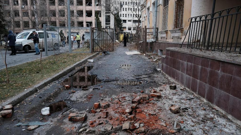 Vista de una de las calles afectadas por el bombardeo ruso contra el centro administrativo de la ciudad de Járkiv este lunes.