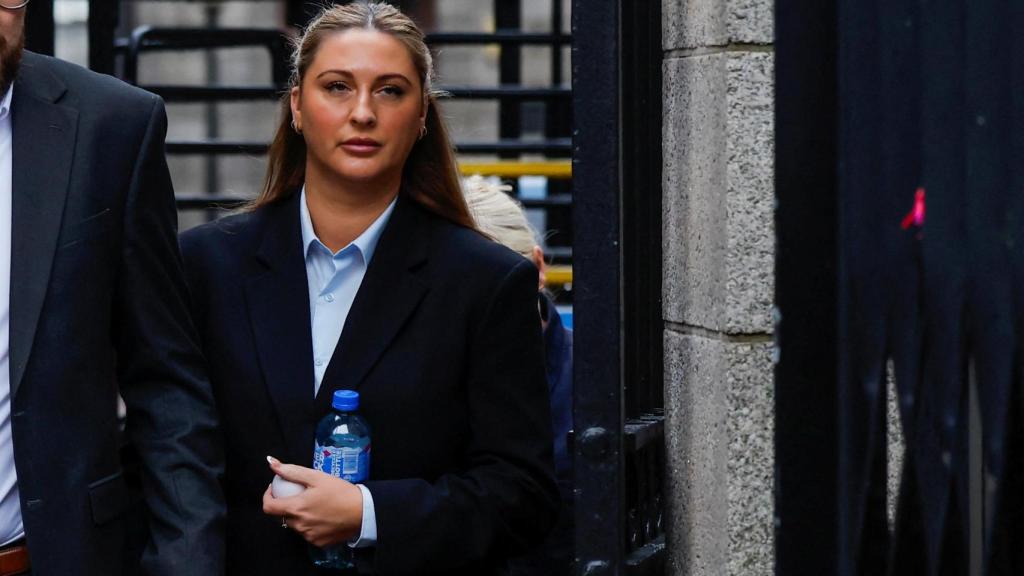 Nikita Hand, la víctima de agresión sexual por parte de Conor McGregor, entrando al juicio en Dublin