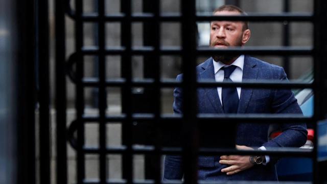 Conor McGregor llegando al juicio en el que fue condenado por agresión sexual a una mujer