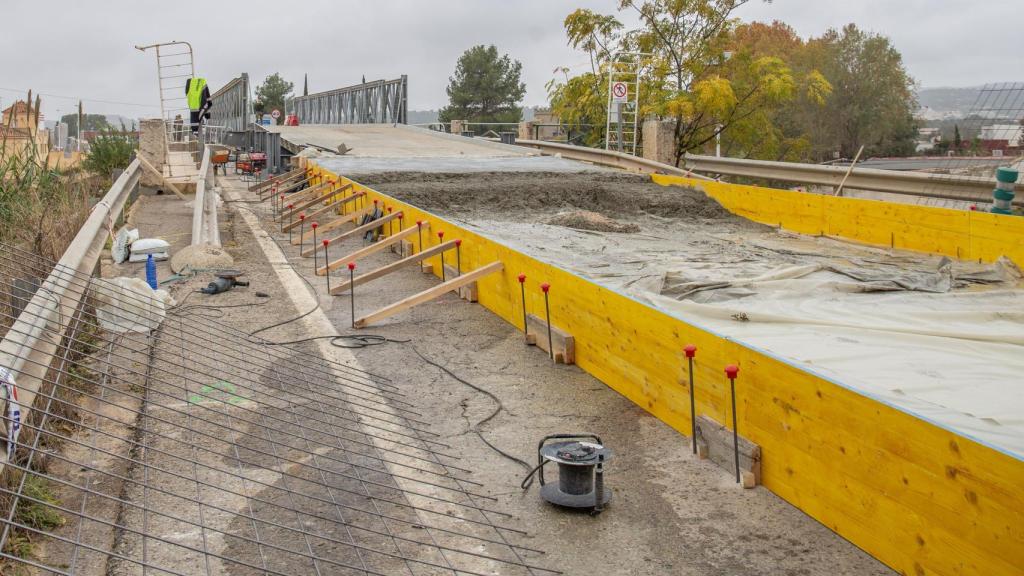 Trabajos del puente de acceso de Cheste. EE