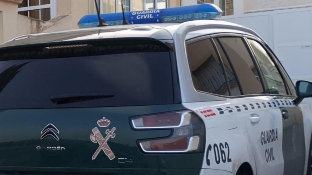 Un coche patrulla de la Guardia Civil frente en la urbanización donde vive 'El Rayo'.