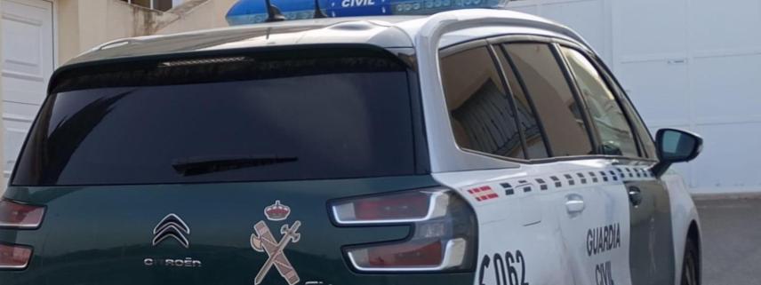 Un coche patrulla de la Guardia Civil frente en la urbanización donde vive 'El Rayo'.