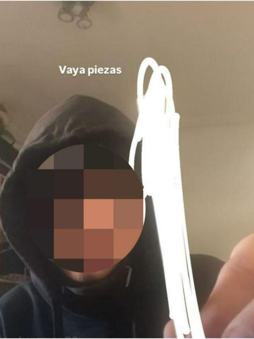 'El Rayo' mostrando en Instagram lo que parece ser un porro de hachís.