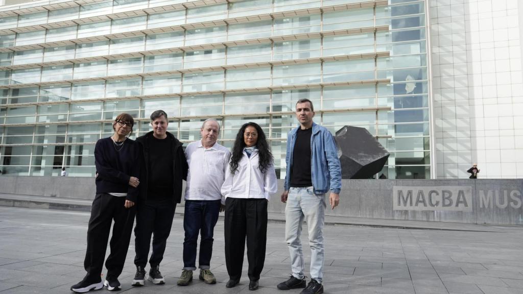 Los finalistas Cabello/Carceller, Sandra Gamarra y David Bestué, junto con Ibon Aranberri (centro)  delante del Museo MACBA. Foto: Fundación MACBA