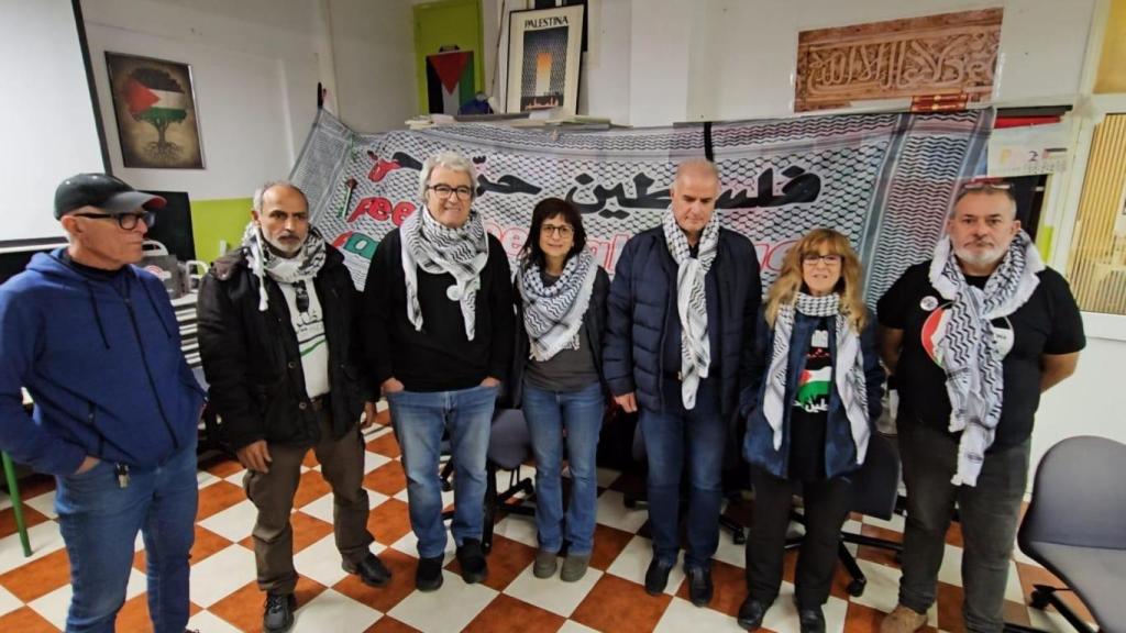 Varios de los zaragozanos en huelga de hambre, en la Casa de Palestina.