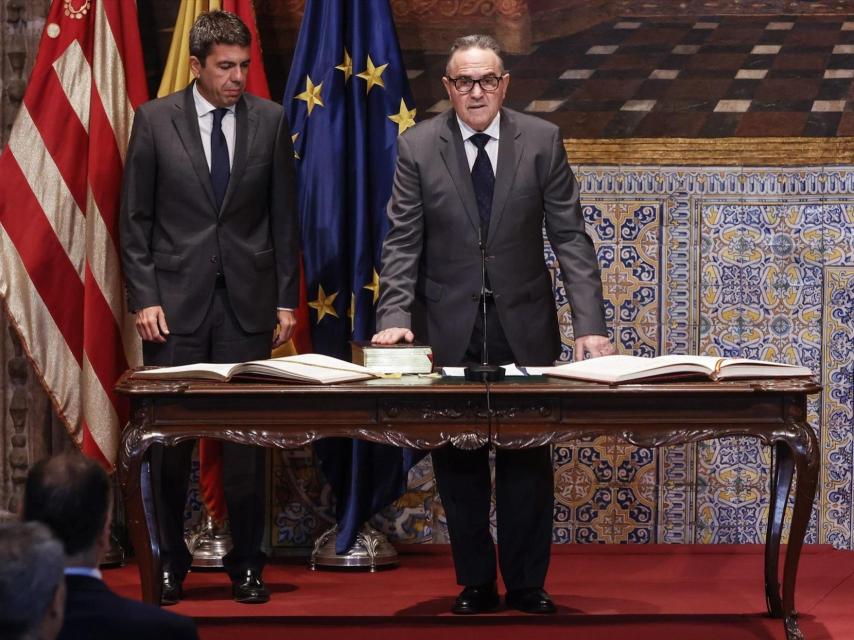 El nuevo vicepresidente segundo y conseller para la Recuperación Económica y Social, Francisco José Gan Pampols, toma posesión de su cargo en el Palau de la Generalitat valenciana.