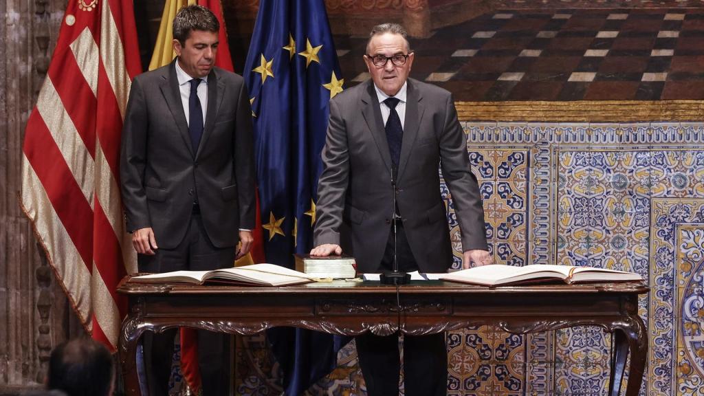 El nuevo vicepresidente segundo y conseller para la Recuperación Económica y Social, Gan Pampols, toma posesión de su cargo junto al president Carlos Mazón, este jueves en el Palau de la Generalitat valenciana.