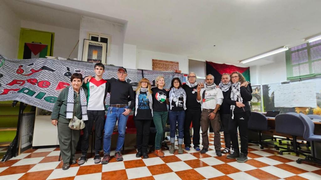 Los activistas en huelga de hambre, en la tarde de ayer en la sede de la Casa Palestina de Aragón.