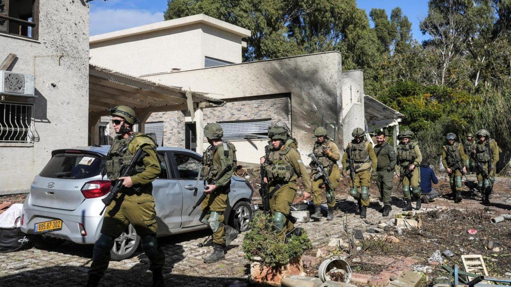 Daños después de que el ejército israelí informara sobre proyectiles que cruzaban hacia Israel desde el Líbano .