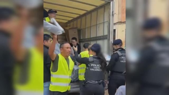 Imagen de un vídeo viral en el que ciudadanos chinos entregan material en Valencia.