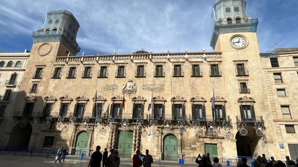 Alicante aprueba con urgencia  la protección de las torres del Ayuntamiento tras un desprendimie