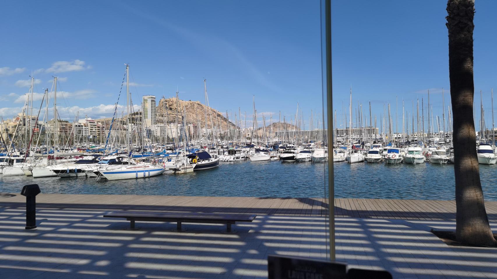 Una vista del puerto de Alicante con el Castillo de Santa Bárbara.