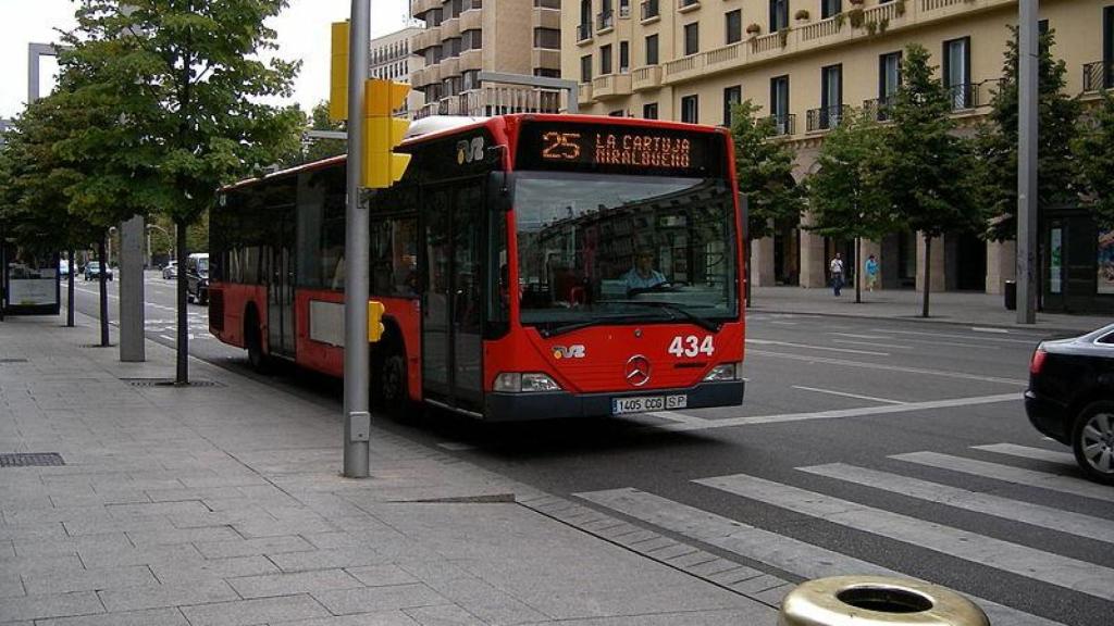 Un autobús de la línea 25, en Zaragoza.