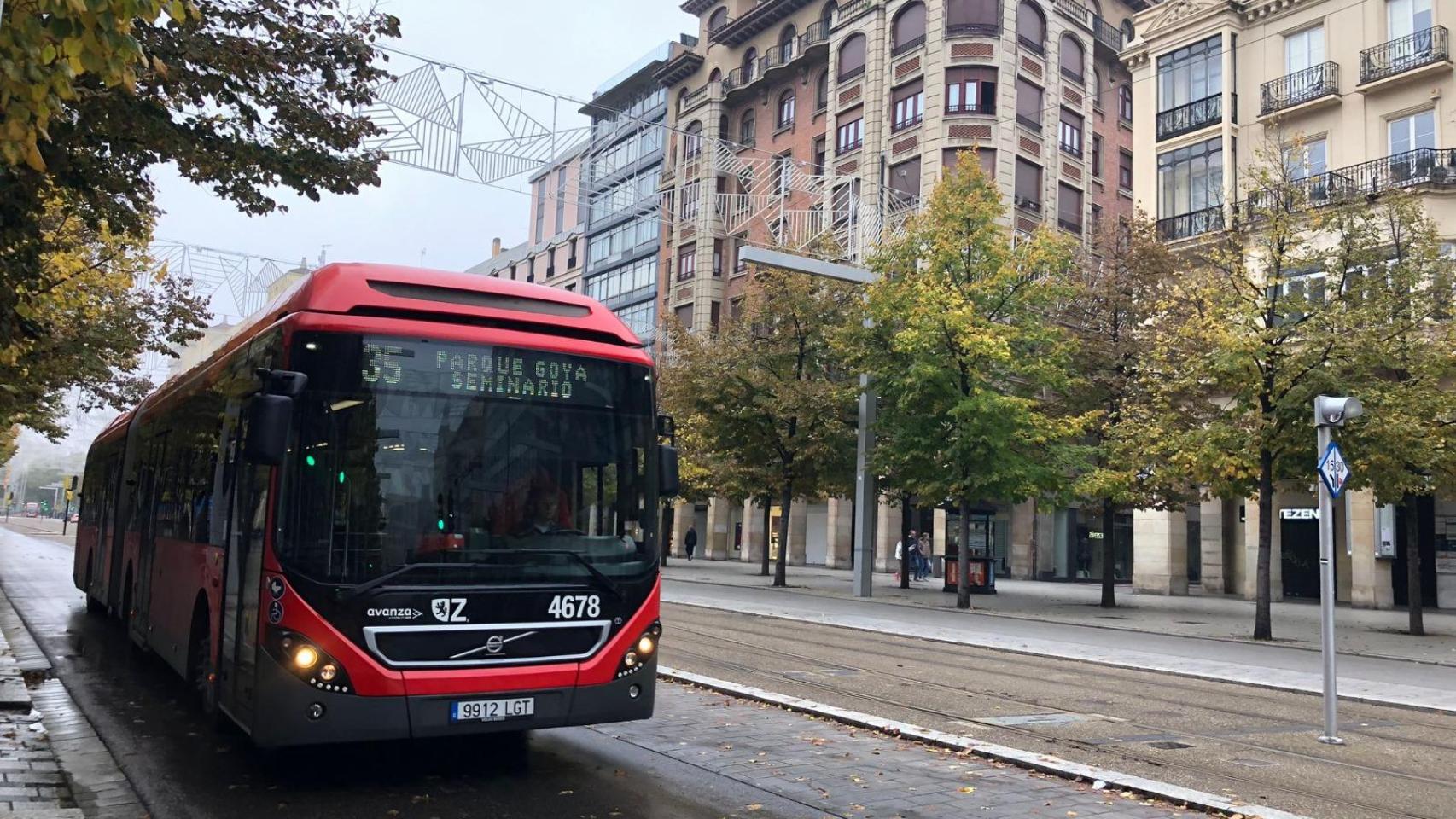 El bus, a su paso por el paseo de la Independencia.