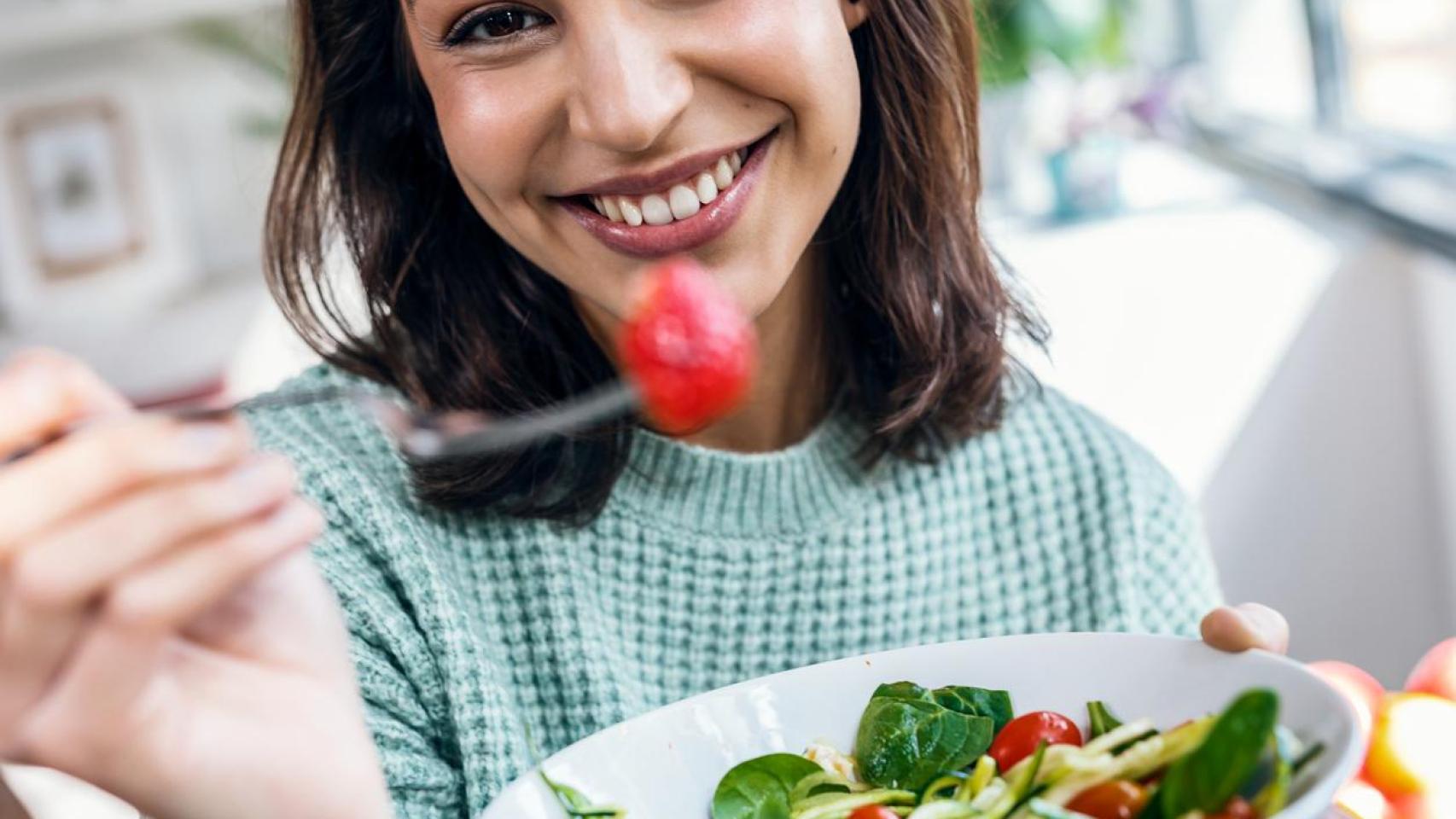 Mujer cenando saludable.