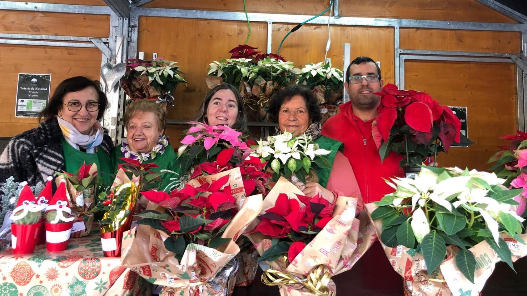 Adrián Navarro junto a voluntarias y trabajadoras de Gardiniers en el Rastrillo Navideño de Atades