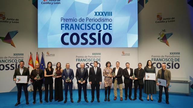 Los galardonados con los XXXVIII Premios de Periodismo 'Francisco de Cossío' junto al presidente de la Junta, Alfonso Fernández Mañueco