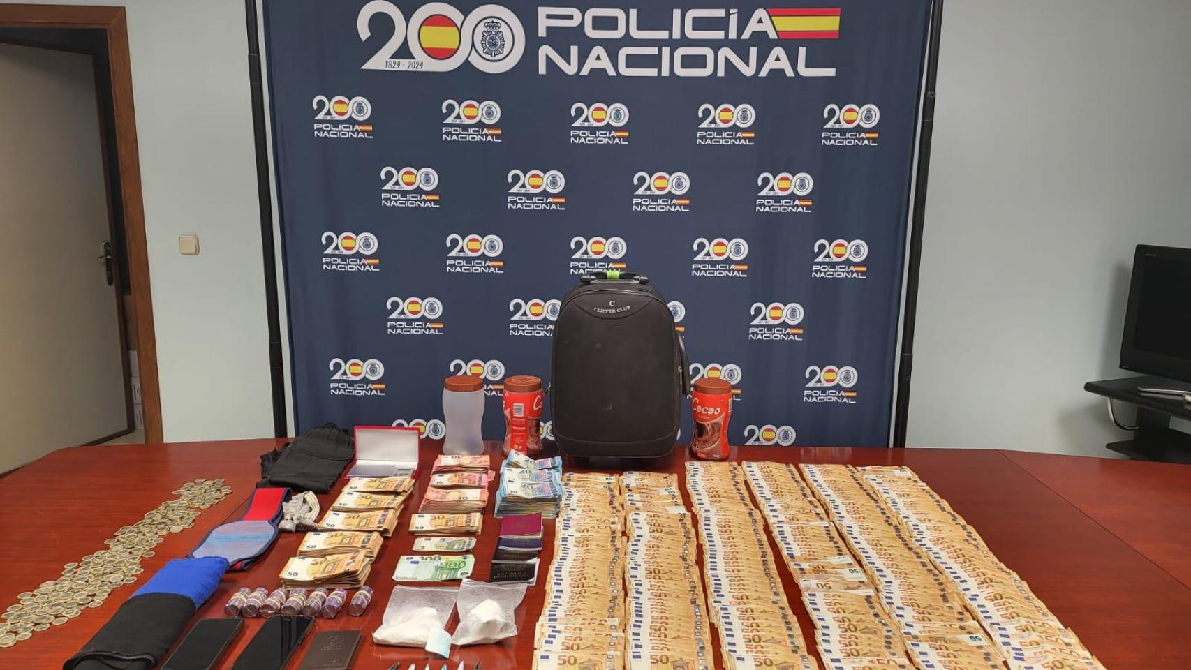 El dinero y efectos incautados por la Policía Nacional de Ávila