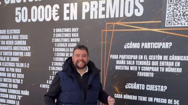 El dueño de Cárnicas Riaño con el listado de premios detrás