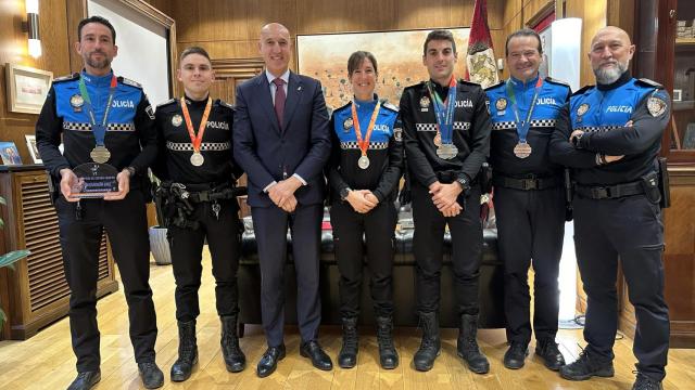 El alcalde de León recibe al equipo de ciclismo de la Policía Local de la ciudad.