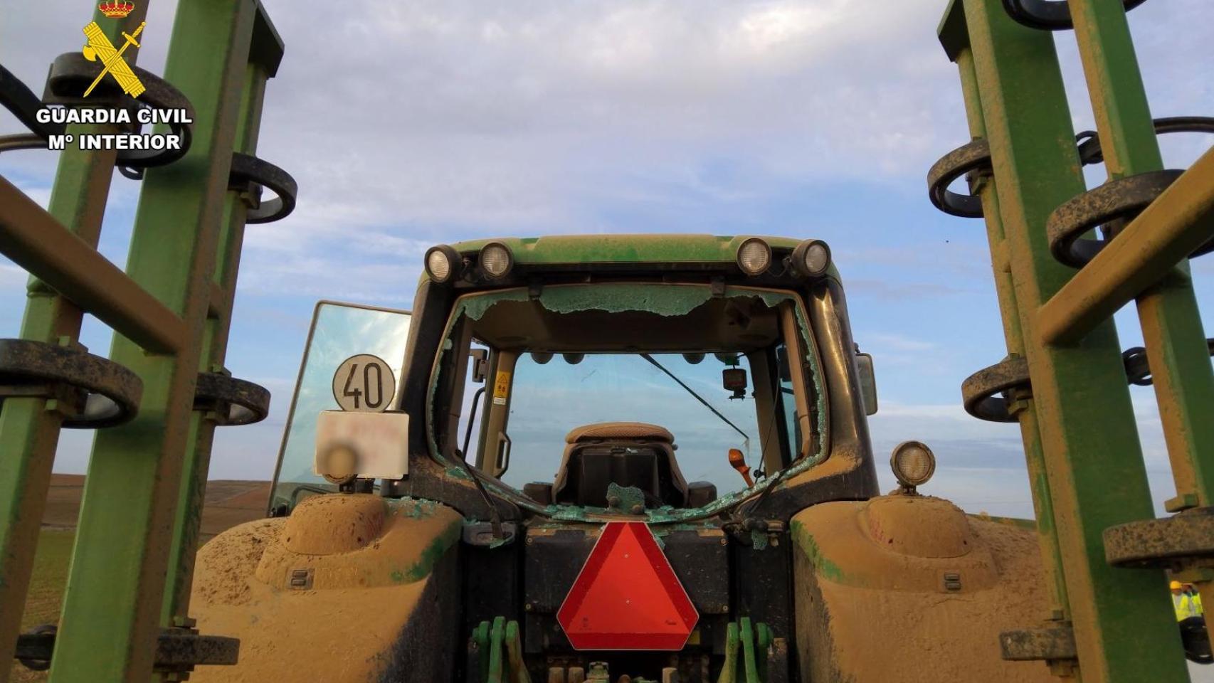 Imagen del tractor al que se lanzó una piedra en Becerril de Campos (Palencia)