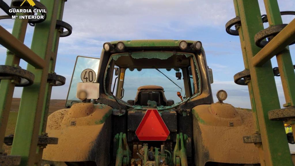 Imagen del tractor al que se lanzó una piedra en Becerril de Campos (Palencia)