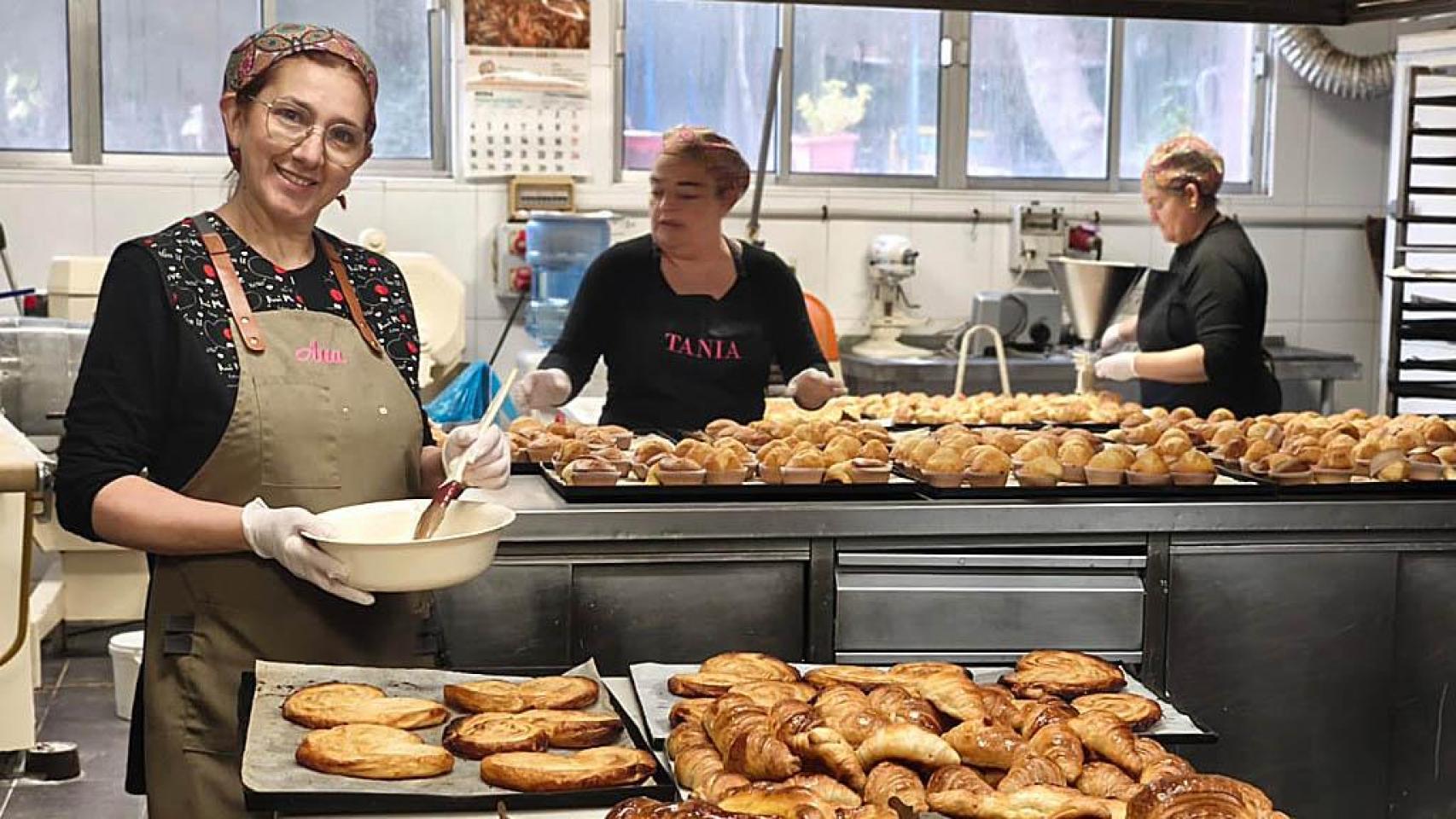 Ana y su equipo trabajando en la Pastelería Ribón