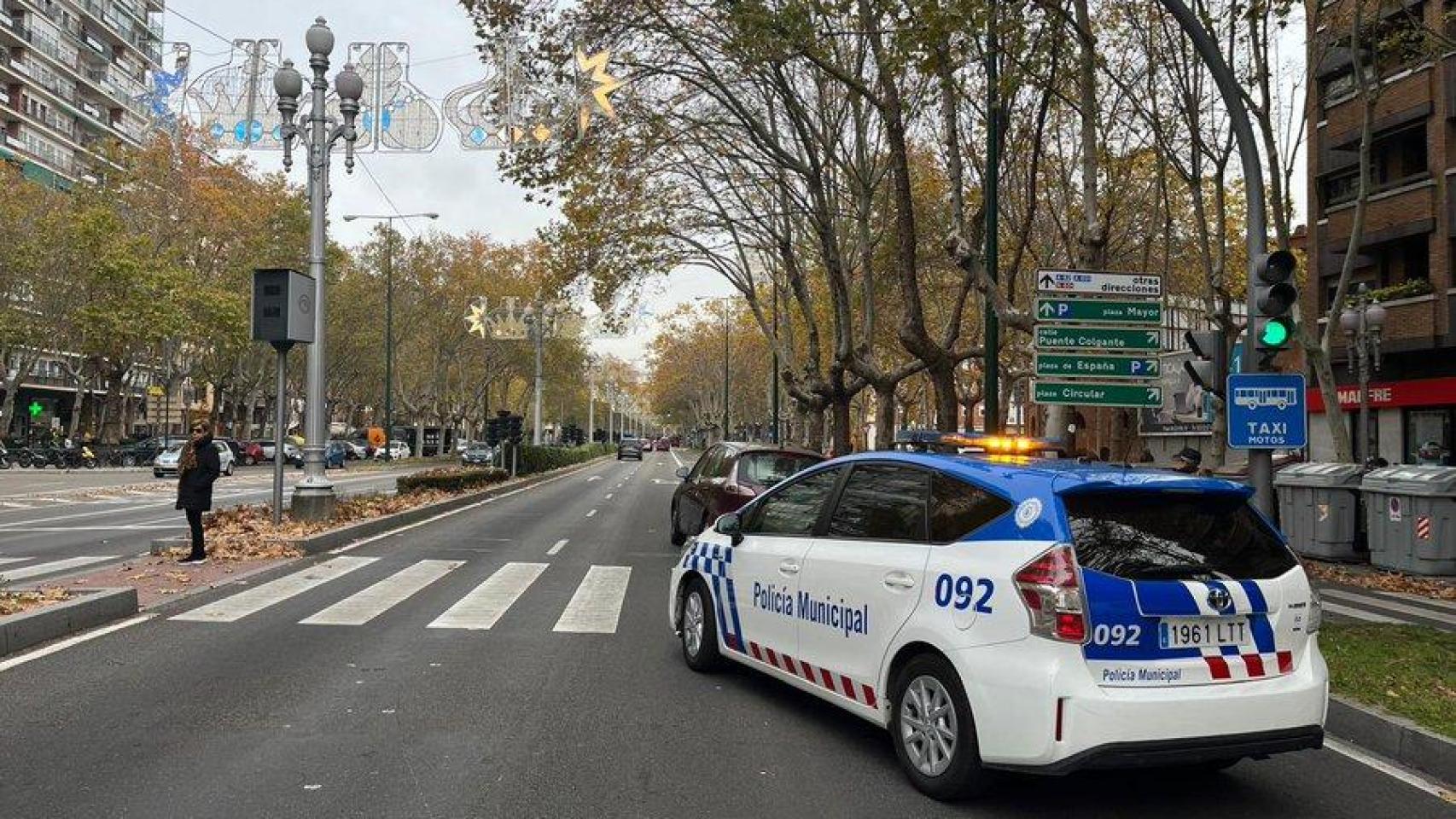 Un turismo choca contra un bolardo en el paseo de Zorrilla