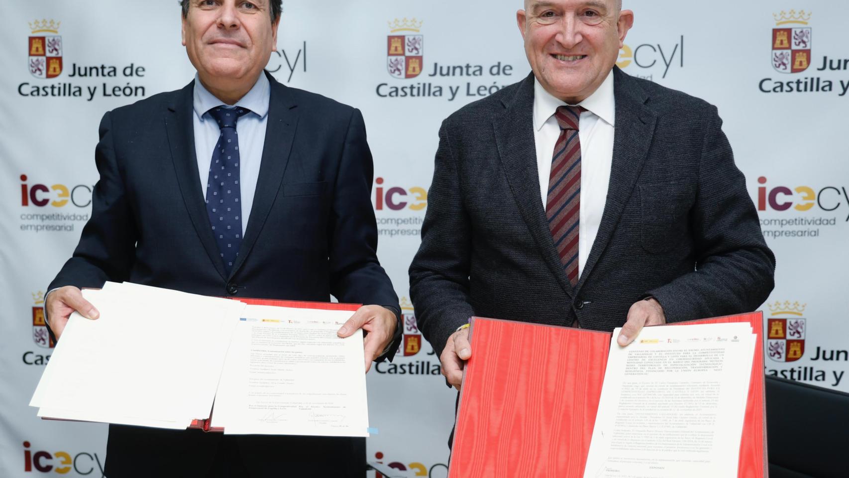 El consejero de Economía y Hacienda, Carlos Fernández Carriedo; y el alcalde de Valladolid, Jesús Julio Carnero, durante la firma del acuerdo para la puesta en marcha del circuito urbano para vehículos de movilidad conectada
