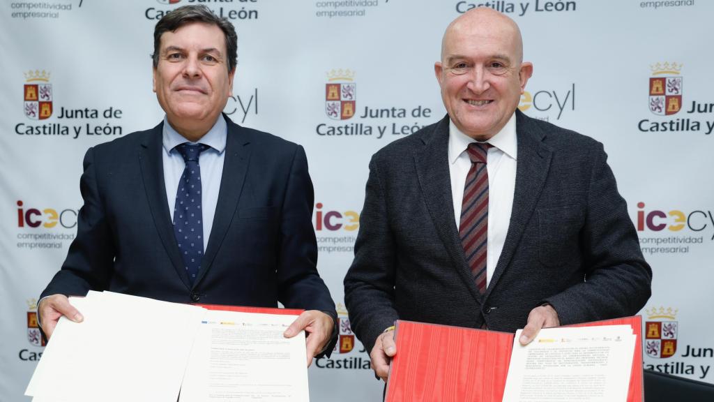 El consejero de Economía y Hacienda, Carlos Fernández Carriedo; y el alcalde de Valladolid, Jesús Julio Carnero, durante la firma del acuerdo para la puesta en marcha del circuito urbano para vehículos de movilidad conectada