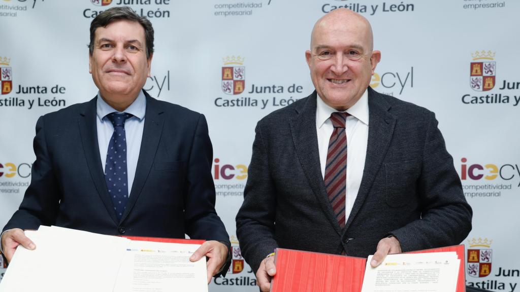 El consejero de Economía y Hacienda, Carlos Fernández Carriedo; y el alcalde de Valladolid, Jesús Julio Carnero, durante la firma del acuerdo para la puesta en marcha del circuito urbano para vehículos de movilidad conectada