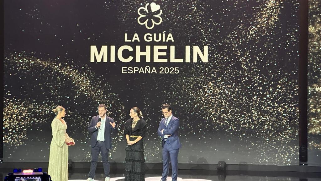 Ricard Camarena, Begoña Rodrigo y Quique Dacosta, recordando a los afectados por la DANA al incio de la ceremonia.