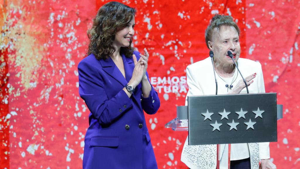 Gemma Cuervo junto a Isabel Díaz Ayuso, recibiendo un galardón otorgado por la Comunidad de Madrid.