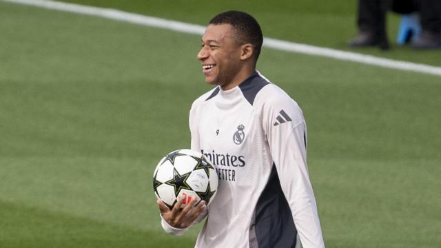 Mbappé sujeta el balón de la Champions League en un partido del Real Madrid