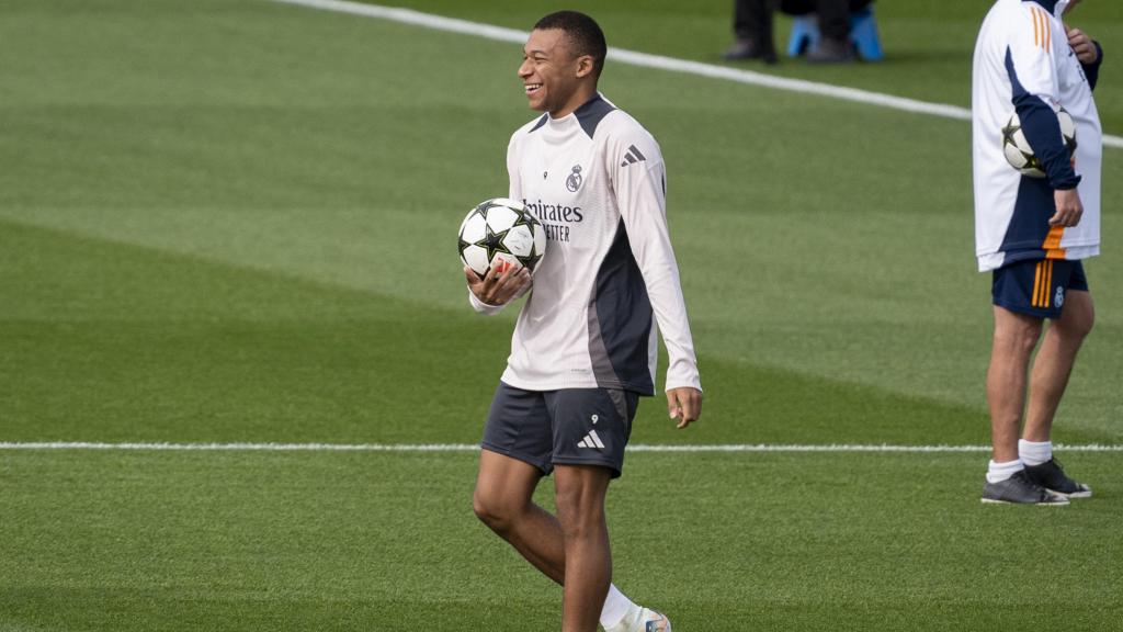 Mbappé sujeta el balón de la Champions League en un partido del Real Madrid