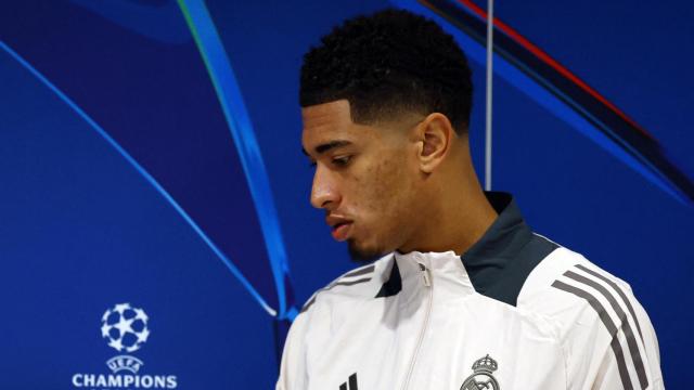 Jude Bellingham entrando en la sala de prensa en la previa del Liverpool - Real Madrid