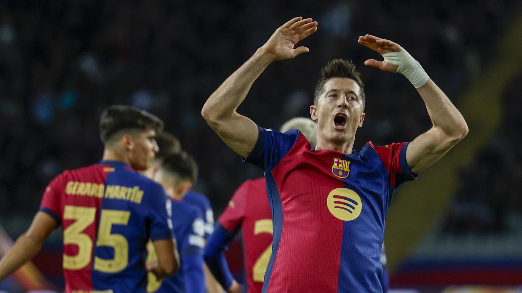 El delantero polaco del FC Barcelona Robert Lewandowski celebra tras anotar un gol de penalti.