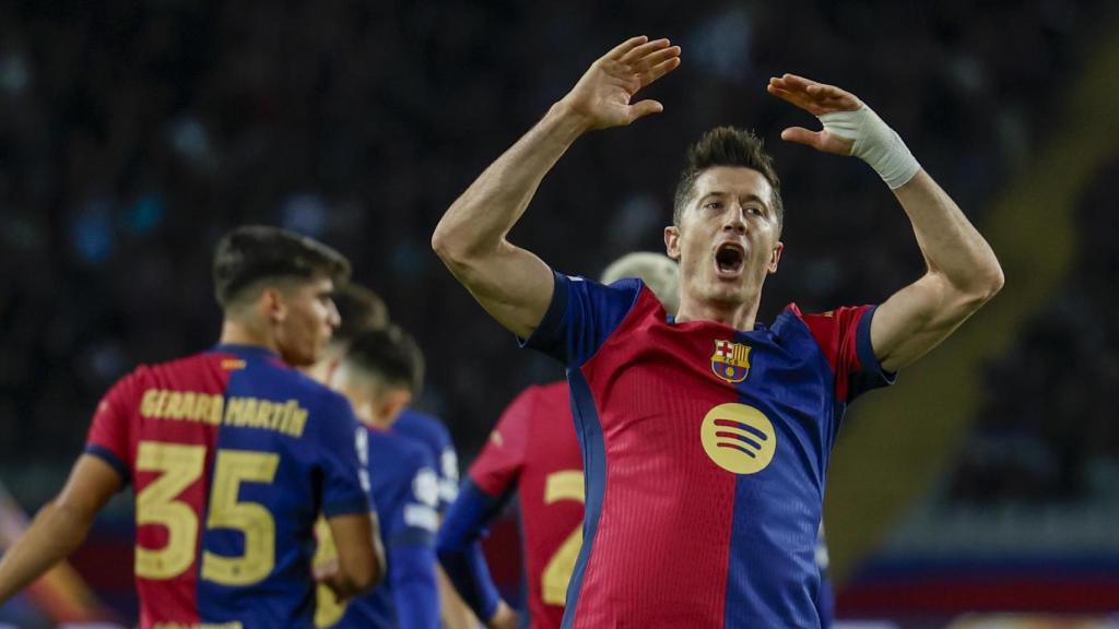 El delantero polaco del FC Barcelona, ​​Robert Lewandowski, celebra tras marcar un gol de penalti.