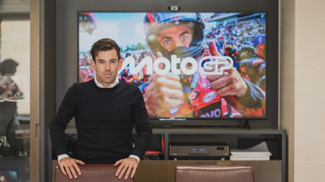 Carlos Ezpeleta, director deportivo de MotoGP, posa en la sede de Dorna en Madrid.