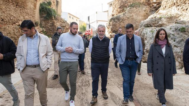 Un momento de la visita de Ángel Víctor Torres a Letur.