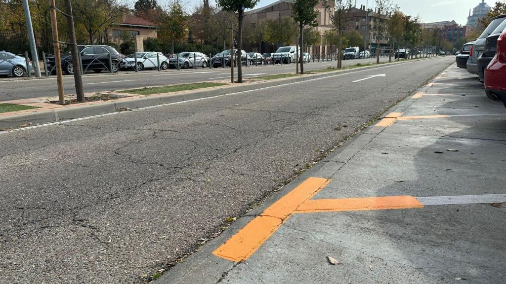 Las plazas de aparcamiento de la avenida de Europa han comenzado a pintarse de naranja.