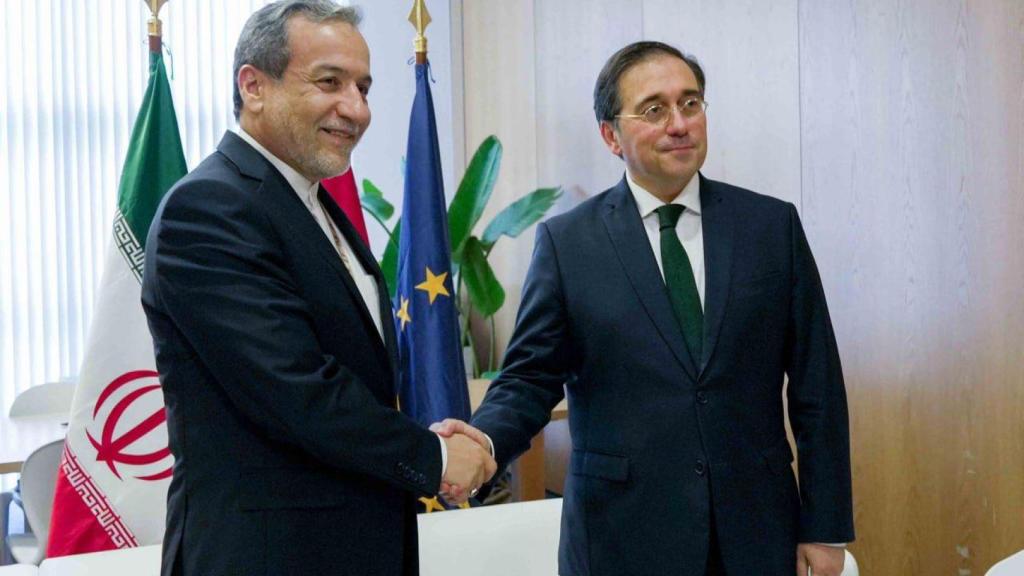 José Manuel Albares saluda al ministro de Exteriores de Irán, Abbas Araghchi, en la reunión bilateral celebrada este martes en Cascais (Portugal).